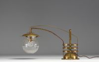 Gustave SERRURIER-BOVY (1858-1910) Rare single arm table lamp in brass and fluted glass, original label under the piece.