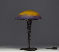 Muller Frères Lunéville - Art Nouveau mushroom lamp, hammered metal base with vine decoration, colored glass cup, signed.