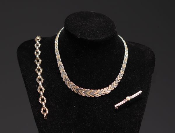 Ensemble de trois bijoux en argent (un collier, un bracelet Art Déco et une broche perlée).