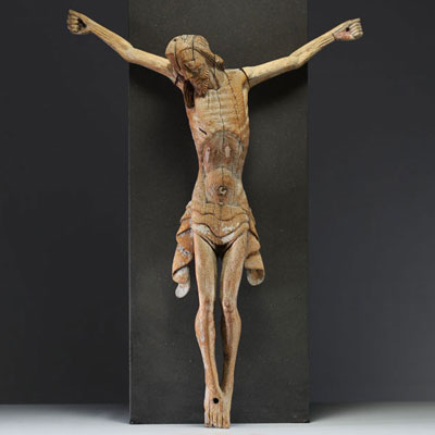 Christ en bois sculpté, traces de polychromie, XVI-XVIIème.