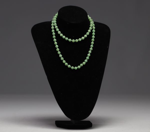 Chine - collier de perles en Jade vert, fermoir en argent massif.