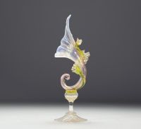 Murano - Vase sur pied en verre soufflé en corne d'abondance enroulée par un dragon.