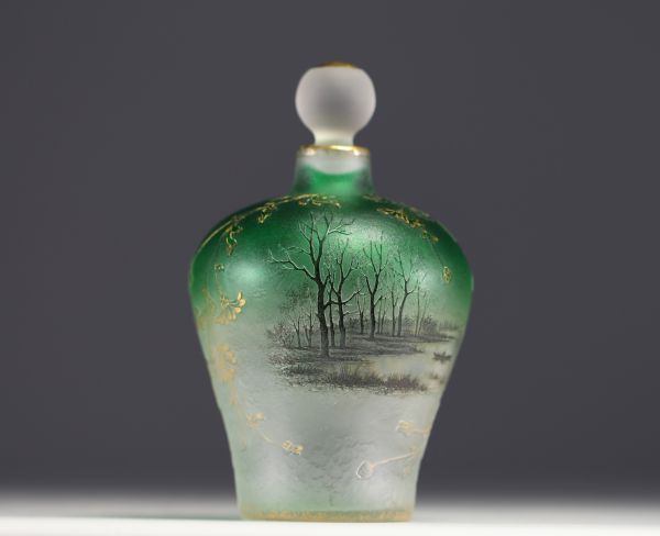 DAUM Nancy - Flacon à parfum en verre irisé à décor lacustre émaillé et or, signé sous la pièce.