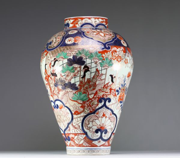 Japan - Imposing polychrome porcelain vase decorated with characters, 19th century.