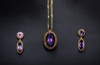 Set in 18k yellow gold and amethyst comprising a pendant, a bracelet, a ring and a pair of earrings, total weight 150g.