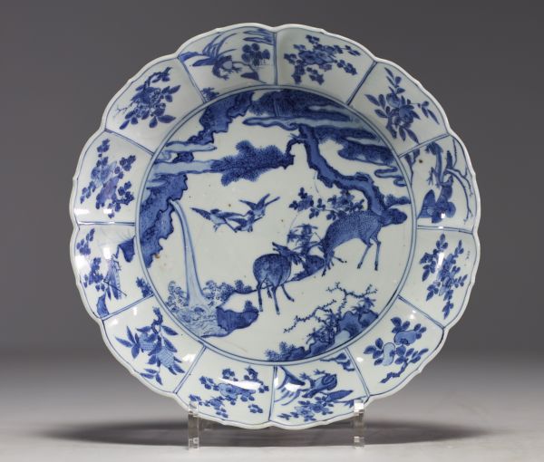 Chine - Assiette en porcelaine blanc bleu à décor de daims et d'oiseaux, époque Ming, WanLi.