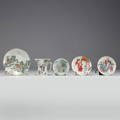 Set of five shaped pieces in polychrome porcelain from the 19th century.