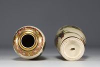 Japon - Paire de vases Satsuma en porcelaine à décor d'élégantes.