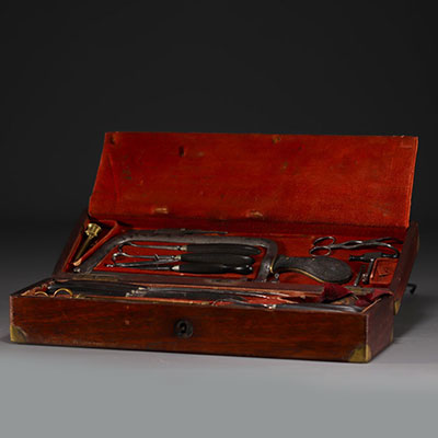 Surgeon's case in mahogan containing the surgeon's identification plate, late 19th century.