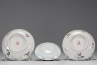 Chine - Ensemble de trois petites assiettes en porcelaine blanc bleu et polychrome, époque Qing.