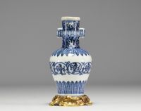 Chine - Vase en porcelaine blanc bleu monté bronze, marque Wanli, dynastie Ming.