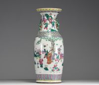 China - Large pink family polychrome porcelain vase decorated with children playing, 19th century.