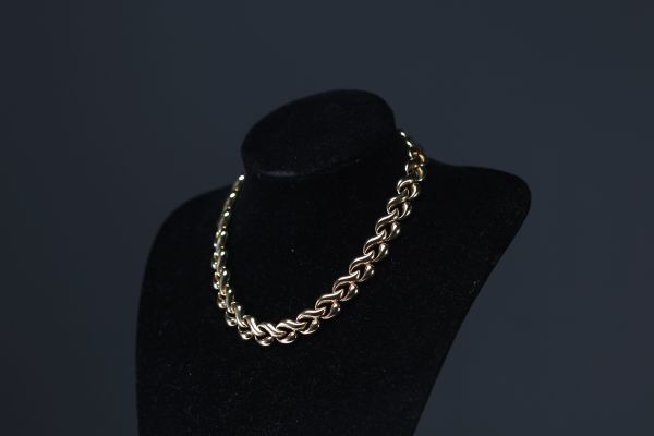 Collier en or 18k, grosses mailles, poinçon bijouterie Schroeder pour un poids total de 109gr.