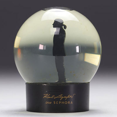 KARL LAGERFELD snow globe decorated with gold sequins representing Karl Lagerfeld