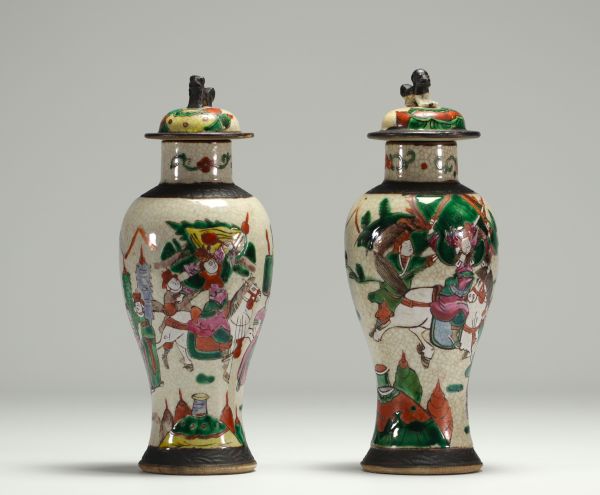 Chine - Paire de vases couverts en porcelaine de Nankin à décor de personnages.