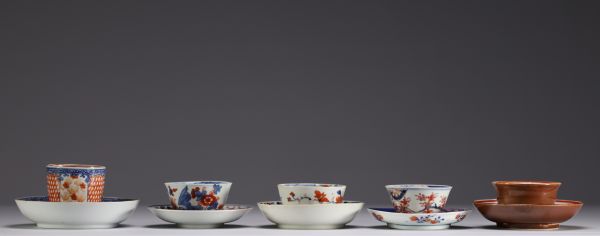 Chine - Ensemble de cinq bols et soucoupes en porcelaine polychrome, XVIIIe siècle.