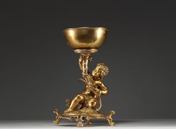 Christofle - Présentoir en bronze doré représentant un putto assis sur une souche recouverte de pampres, poinçons et marque sous la pièce.