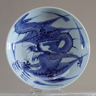 China - White and blue porcelain dish with dragon design, 19th century