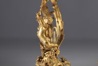 Pendue de cheminée et candélabres de style Louis XV en bronze doré, XIXe siècle.