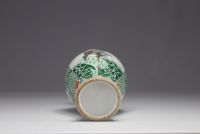 China - A green family porcelain baluster vase, decorated with birds in a cartouche, 19th century.