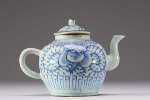 Chine - Théière en porcelaine blanc bleu à décor floral, fin d'époque Ming.