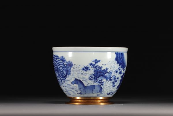 Chine - Vase en porcelaine blanc bleu à décor d'éléphant, cheval et lapin, période Qing.