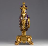 Rare pendule en porcelaine de Sèvres et bronze doré à décor d'angelots.