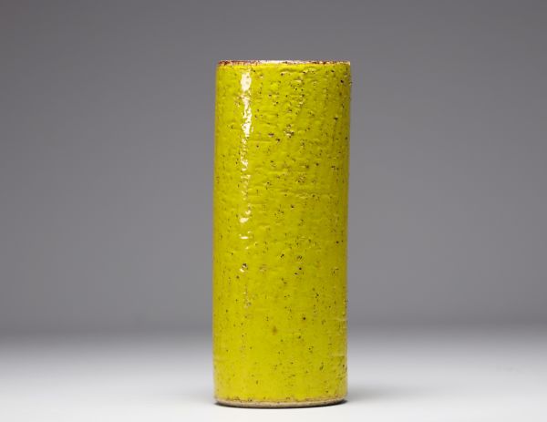 Vase rouleau en céramique vernissée jaune, vers 1950.