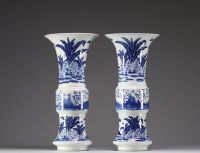 Chine - Paire de vases Gu en porcelaine blanc bleu à décor floral de coqs et poules , marque et époque Kangxi.