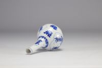 Petit vase en porcelaine en blanc et bleu à décor de fleurs de l'époque Kangxi (1661-1722)