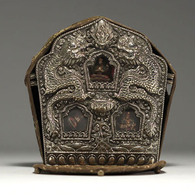 Tibet - Reliquary in silver decorated with dragons from the 19th century.