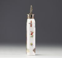 Meissen - Painted porcelain salt bottle with romantic decoration, silver stopper, 18th century.