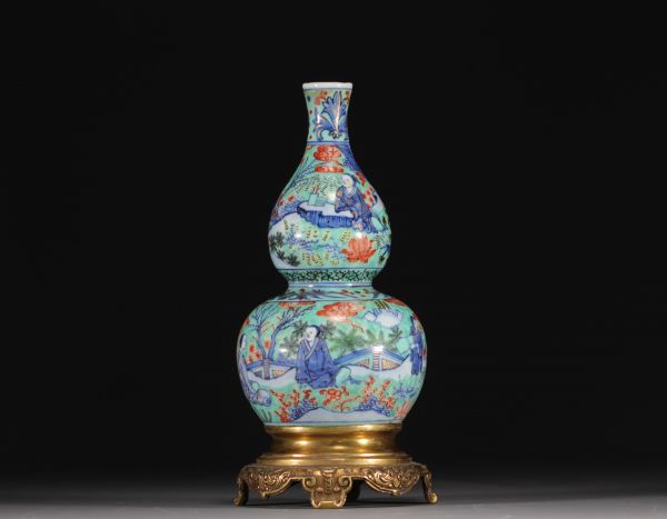 China - Porcelain double gourd vase with figures, gilt bronze mounting, Qing period.