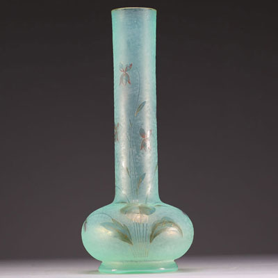 DAUM Nancy - Haut vase en verre givré de teinte vert d'eau dégagé à l'acide, à décor de fleurs, signé sous la base, vers 1900.