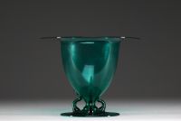 Murano - Vittorio ZECCHIN (1878-1947) Cappellin Venini & C - Coupe en verre soufflé teinté vert à anses en applique sur piédouche, vers 1930.