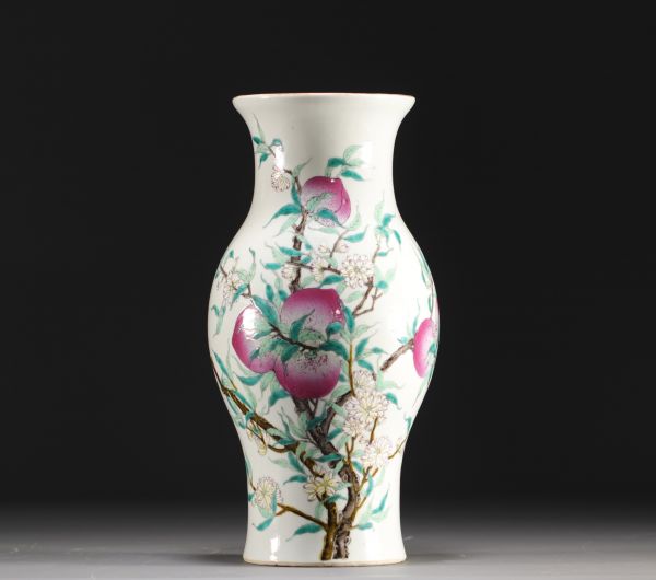 Chine - Vase en porcelaine au décor des neuf pêches, famille rose, époque Qing.