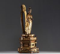 Japon - Bouddha en bois sculpté laqué et doré sur socle ajouré, XIXème.