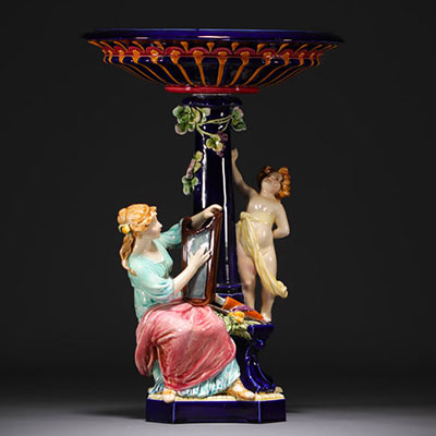 Grande coupe sur pied en barbotine à décor de joueuses de lyre.