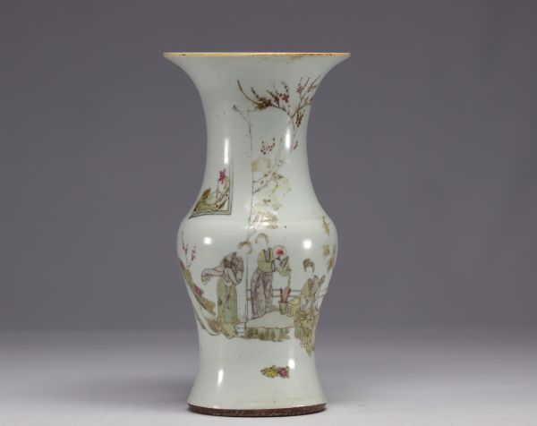 Chine - Vase en porcelaine de la famille rose à décor de personnages, vers 1900.