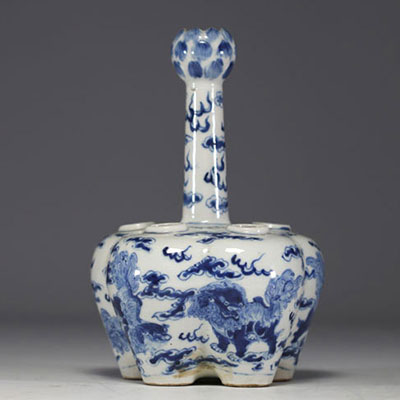 Chine - Vase à crocus en porcelaine blanc bleu à décor de chiens de Fô, marque Kangxi sous la pièce.