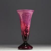 Le Verre Français - Vase en verre multicouche dégagé à l'acide à décor de dahlias, signé.