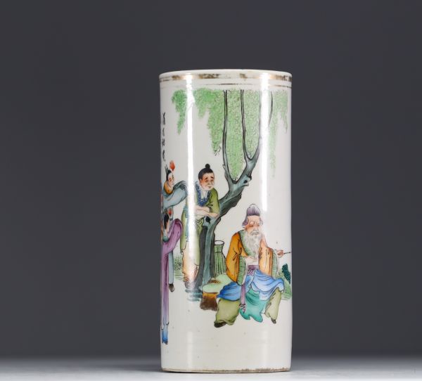 Chine - Vase rouleau Qianjiang cai en porcelaine polychrome à décor de dignitaires.