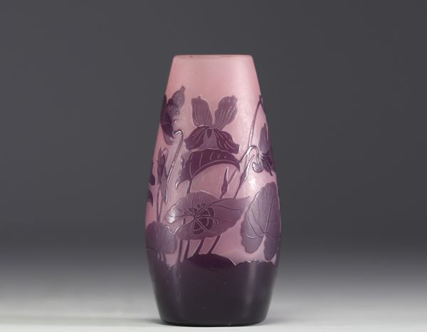 Paul NICOLAS ( 1875-1952) d'Argental - Vase en verre multicouche dégagé à l'acide à décor floral, signé.