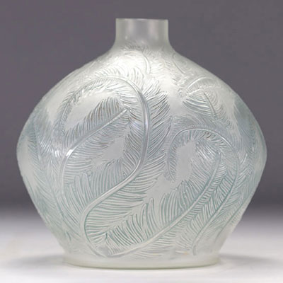 René LALIQUE (1860-1945) Vase à décor de plumes