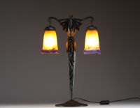 MULLER Frères Lunéville - Art Nouveau double table lamp in forged metal decorated with pine cones, surmounted by two marmorated glass globes, signed