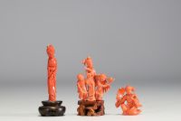 Chine - Ensemble de quatre sculptures en corail ornées de personnages, travail réalisé au début du XXe siècle.