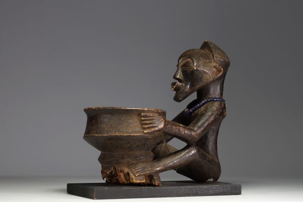 Africa DRC - Songye statue carrying a cup.