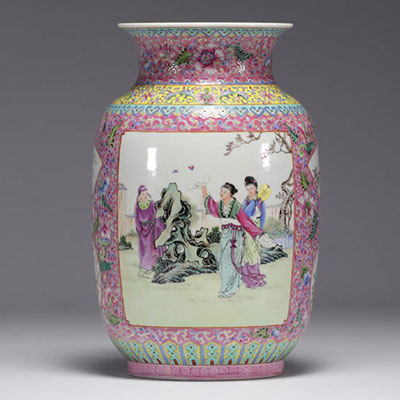 Chine - Vase en porcelaine de la famille rose, décor de personnages en cartouche, fleurs et insectes, d'époque République. (Marque Qionlang apocryphe)