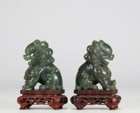 Chine - Paire de Lions de Fô, gardiens de temples, en jade vert sur terrasses en bois ajourées et moulurées.