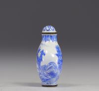 China- white and blue enameled porcelain snuffbox, Qing period.